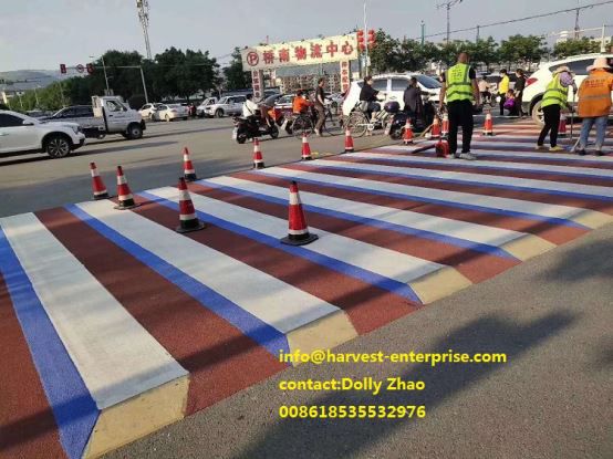 Permukaan Anti Selip Berwarna di persimpangan jalan